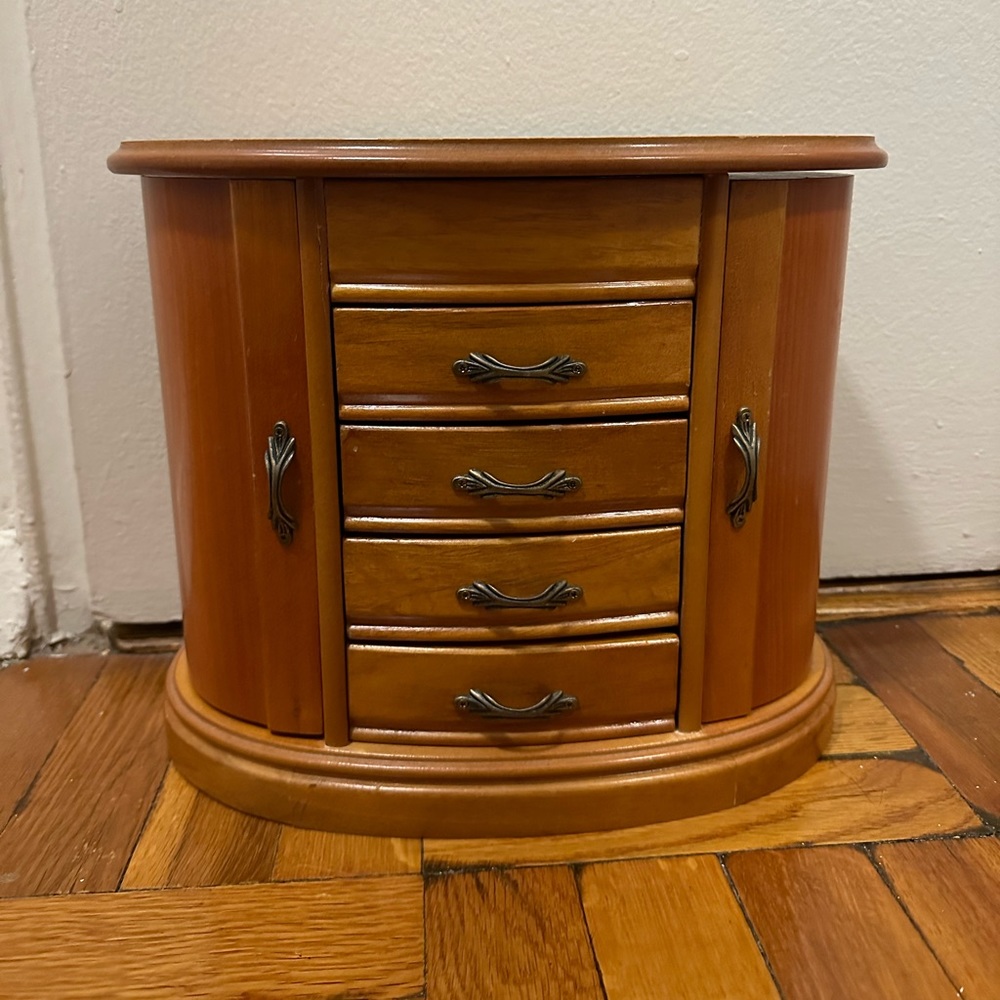 Wooden jewelry box